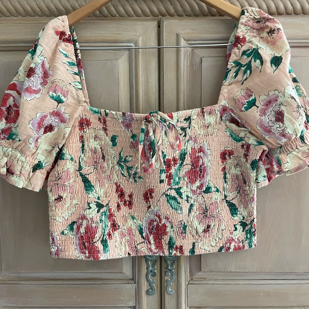 Band of Gypsies Pink Floral Smocked Puff-Sleeve Crop Top